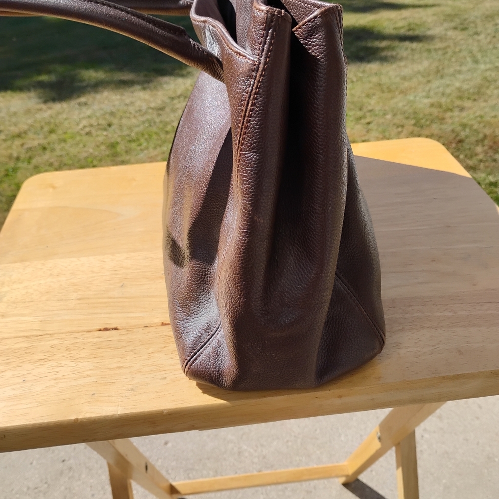 CHANEL Gold Leather Tote with Classic Elegance - Picture 5 of 10